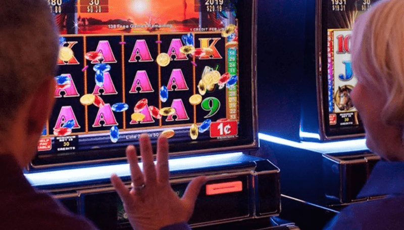 The Online Slot Advantage: Why Gamblers Are Logging On